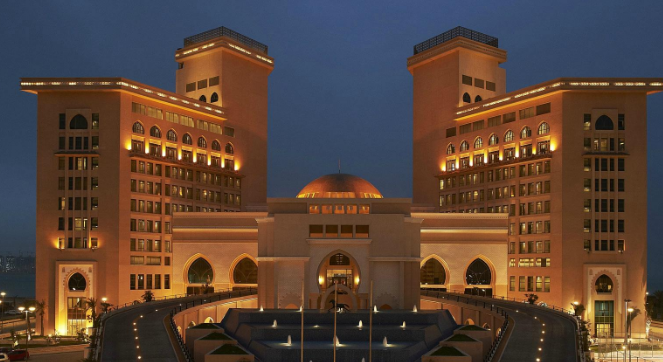 12 سببا لتجنب فندق سانت ريجيس الدوحة "المذهل".. الأخير: فتنة طاقم الفندق
