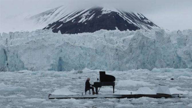 بالفيديو: موسيقار إيطالي يعزف وسط القطب الشمالي من أجل الأرض!