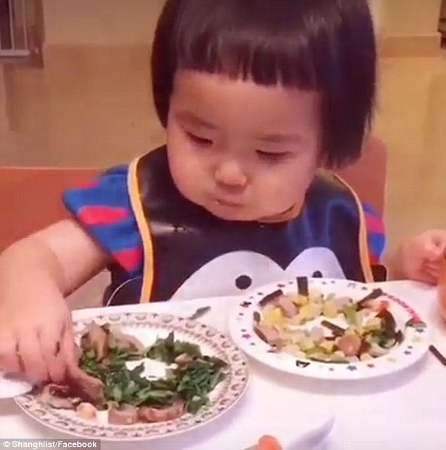 بالفيديو.. طفلة صينية جائعة تثير ضجة على الانترنت