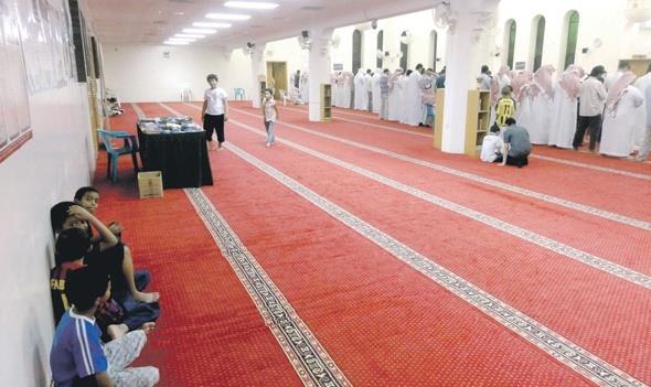 الرياض: إمام جامع يلغي صلاة القنوت ويمنع دخول النساء