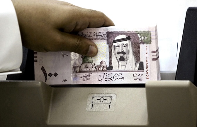سعوديون يطالبون الحكومة بصرف راتبين قبل العيد