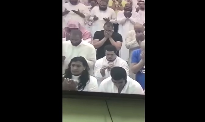 بالفيديو.. ردة فعل مثيرة للإعجاب من شاب مصاب بمتلازمة داون تجاه مصلّ