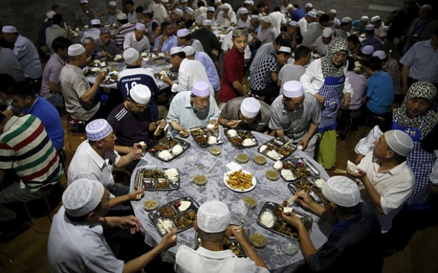 من هي الدولة التي منعت سكانها من الصلاة والصوم في رمضان ؟