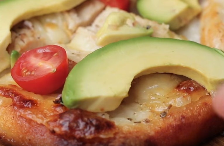 بالفيديو.. طريقة تحضير بيتزا بالدجاج والأفوكادو