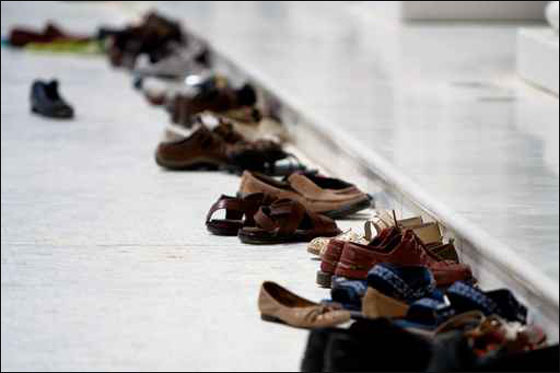 بالفيديو .. سرقة أحذية المصلين من أمام باب المسجد