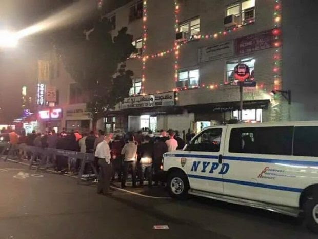 بالصور .. الشرطة الأمريكية تحمي المصلين في شوارع نيويورك