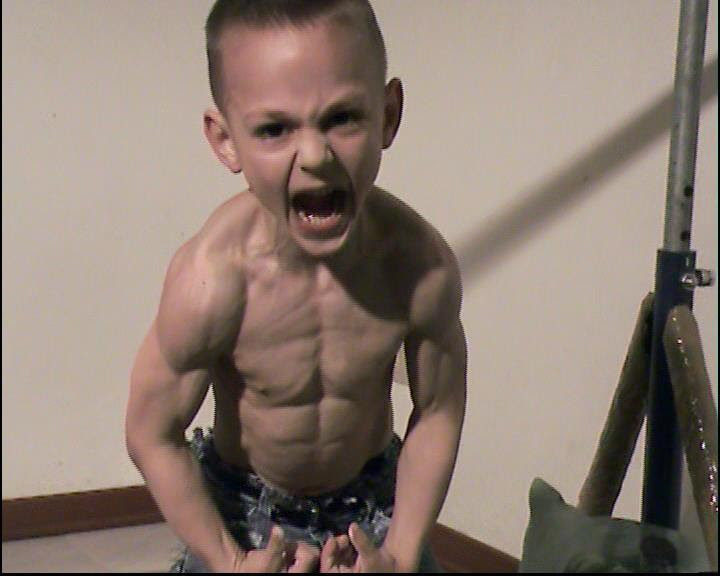 بالفيديو .. أقوى طفل في العالم يتمرن ويبرز عضلاته