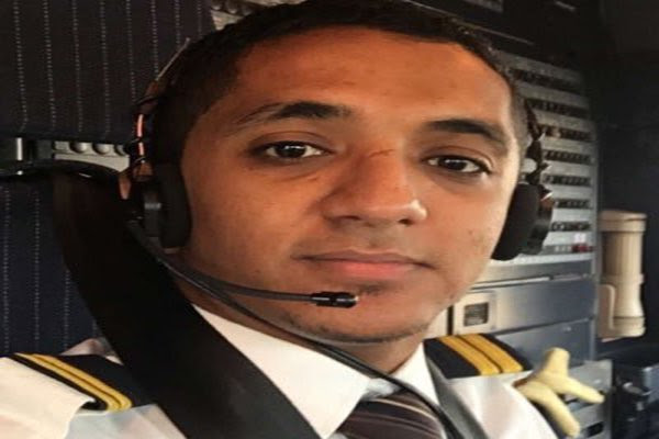طيار سعودي يوثّق رحلة الطائرة من برج المراقبة بفيلمه "قصة رحلة"