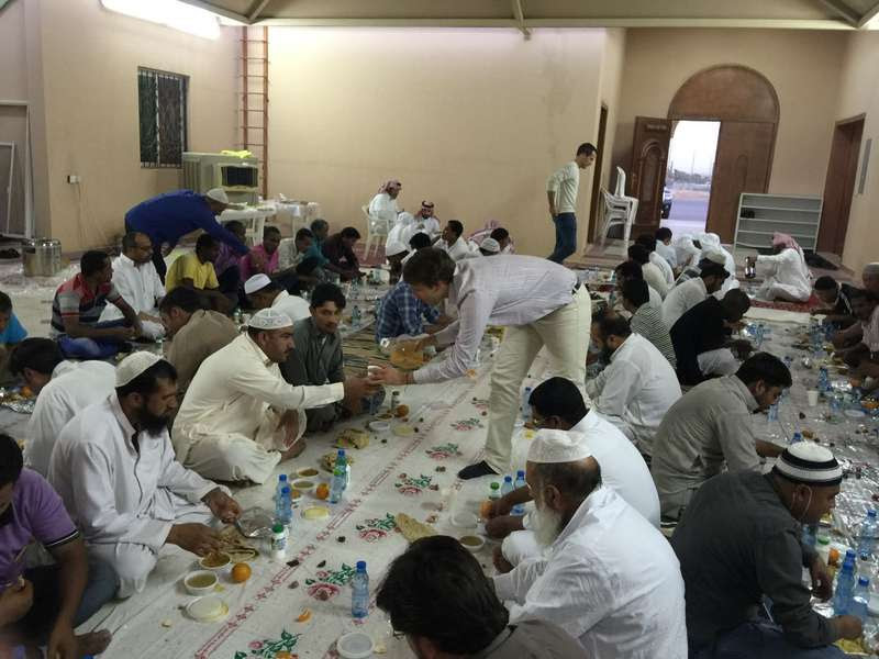 وفد أجانب يوزّع وجبات إفطار في أحد مساجد الرياض