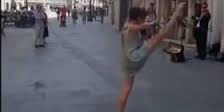 فتاة عربية ترقص في شوارع أوروبا بتشجيع من والدها