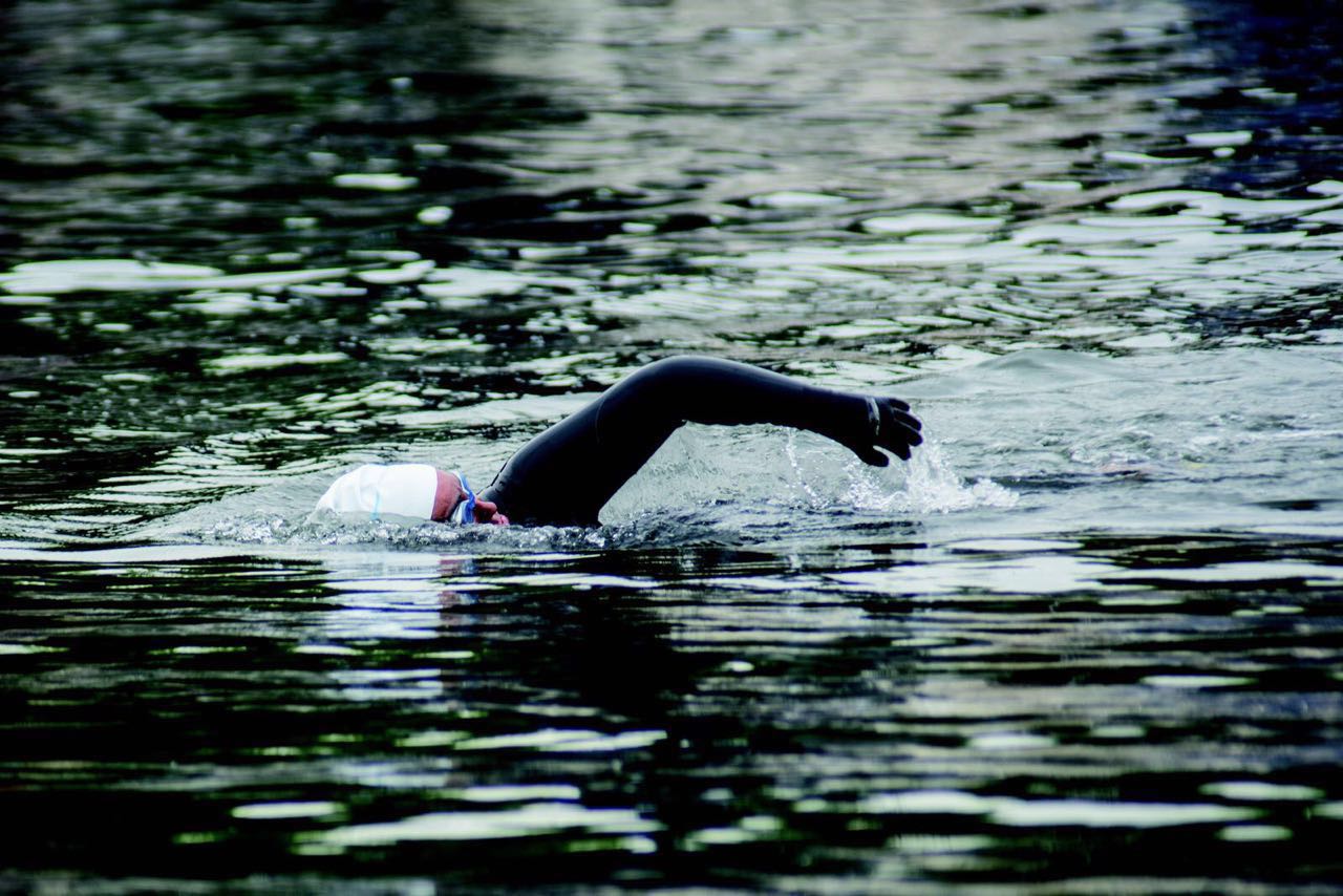 مريم بن لادن تسجل رقماً قياسياً جديداً كأول امرأة تنجح في قطع101 ميل من نهر التايمز سباحة