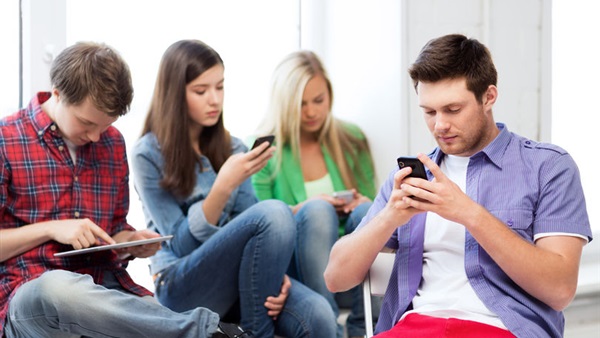 دراسة: الهواتف الذكية أكثر أهمية من الأهل والأصدقاء