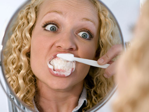 متى يكون تنظيف أسنانك ضارا؟.. 11 حالة