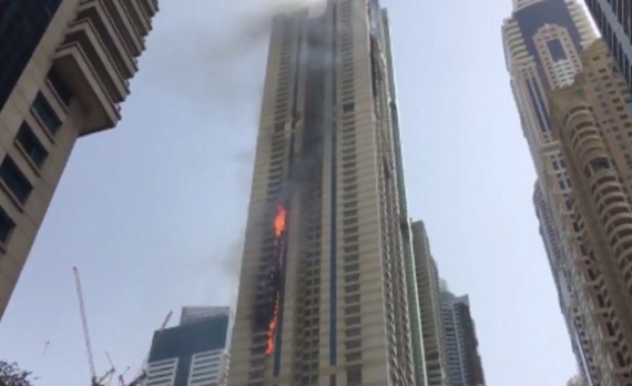 دبي: حريق ضخم يلتهم أكثر من 10 طوابق في برج سلافة .. فيديو