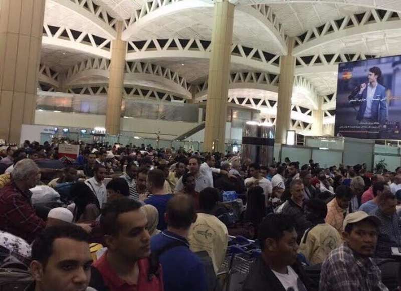 بالفيديو.. تويتر يشتعل بسبب أزمة مطار الملك خالد الدولي