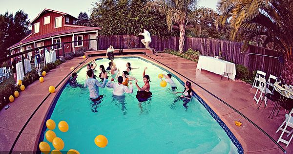 أفكار مبتكرة لإقامة حفل زفافك على حوض سباحة