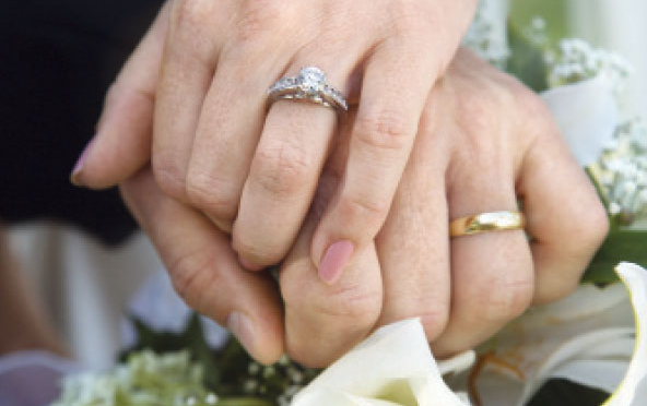 نصف قرن لم يمنع عجوز ومراهق من الزواج !