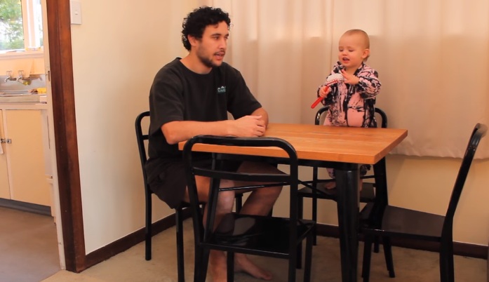 فيديو طريف جدا يحمل رسالة لأب مع إبنه الرضيع .. شاهد