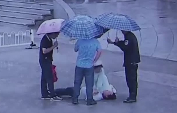 بالفيديو.. ممرضة تنقذ حياة مريضا تحت الأمطار الغزيرة