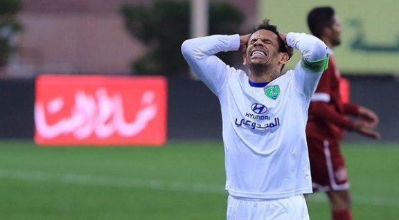 هل ينتقل عميد المحترفين الأجانب في الدوري السعودي للهلال ؟
