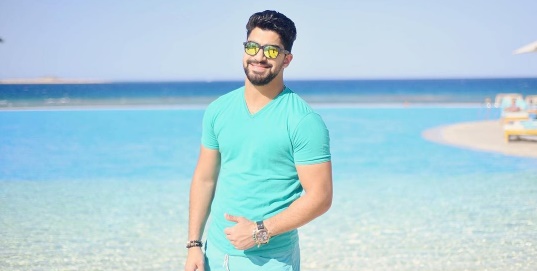 مينا عطا ينشر صور "عصابة" نجوم الغناء العربي الشبان