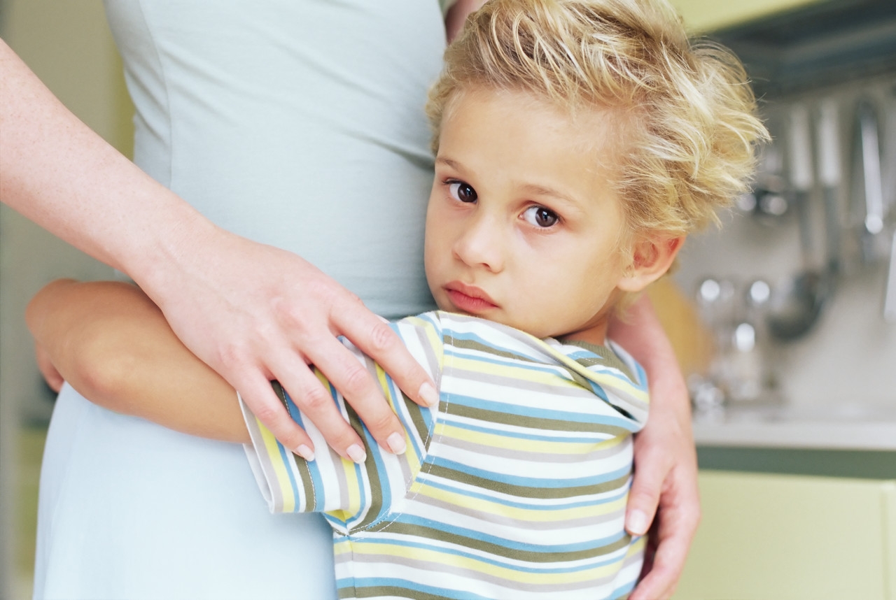 10 نصائح لتجنب مخاطر العناية المفرطة بطفلك