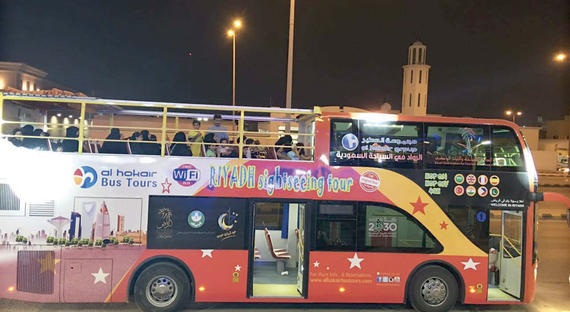 بالفيديو .. الباص السياحي يزين مهرجان الرياض للتسوق