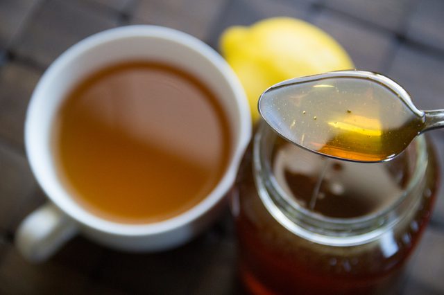 ماذا يفعل الشاي الأسود والعسل في حال تعرضك للحروق !؟