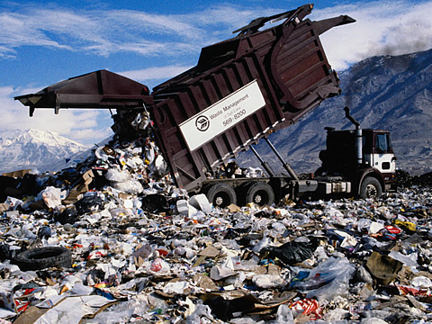 بالفيديو .. 35 مليون دولار يوميا يرميها السعوديون في القمامة