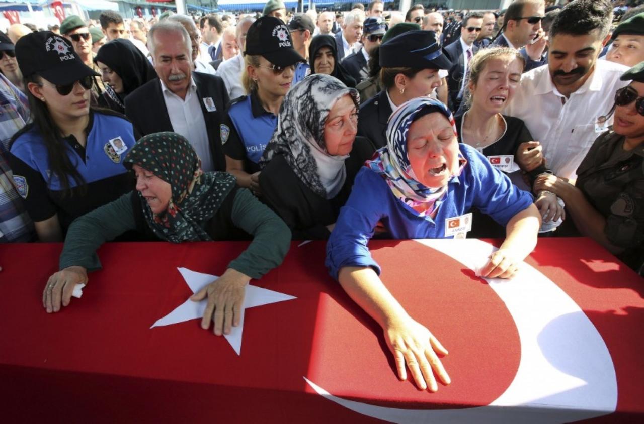 مفاجآت الانقلاب التركي تتوالى .. المشيعون يفرون من جنازة انقلابي