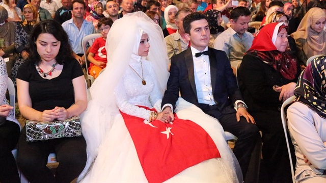 بالصور.. عروسان تركيان يفاجآن الجميع في ليلة الإنقلاب بتركيا !!