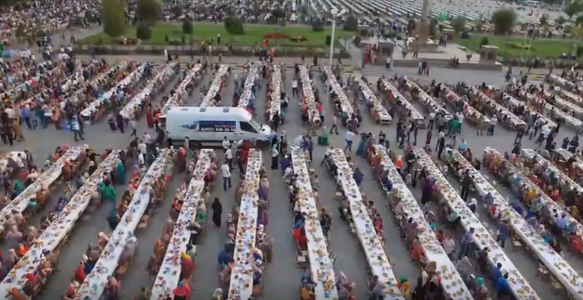 بالفيديو.. أكبر إفطار رمضاني جماعي في تاريخ روسيا