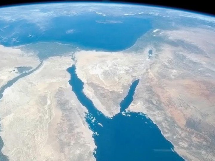 "أرصاد السعودية" تحذر: البحر الأحمر في خطر.. والسبب؟