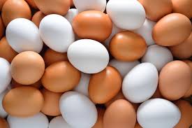 فيديو صادم .. ماذا فعل صيني بـ 20 بيضة نيئة !