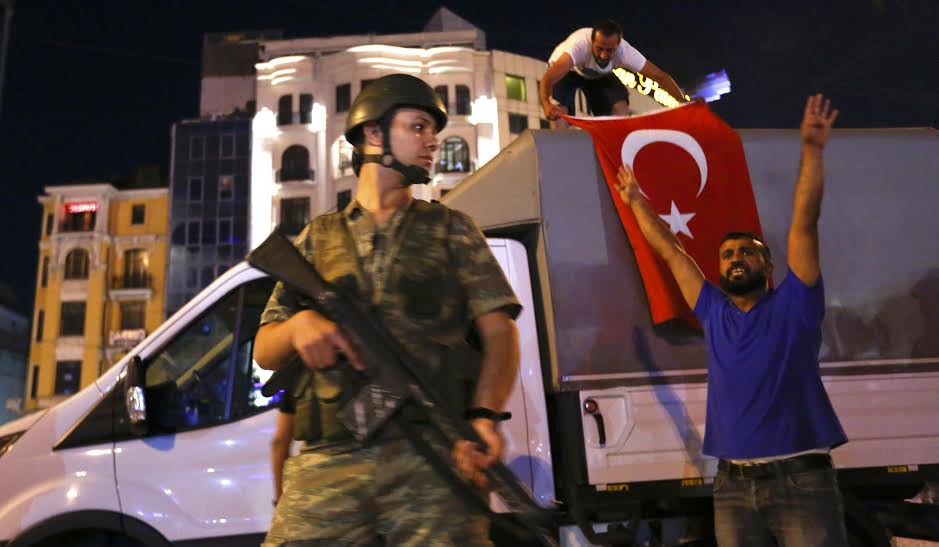 بالفيديو.. مذيعة تركية "مع" و"ضد" الانقلاب