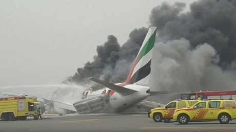 فيديو : دقائق عصيبة عاشها ركاب طائرة الإمارات قبل هبوطها اضطرارياً