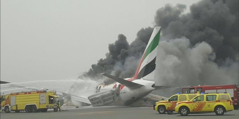 بالفيديو.. كيف تعامل مطار دبي بمثالية مع حادث الهبوط الاضطراري؟