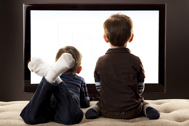 مفاجأة .. الأطفال معرضون لهشاشة العظام بسبب التلفاز !!