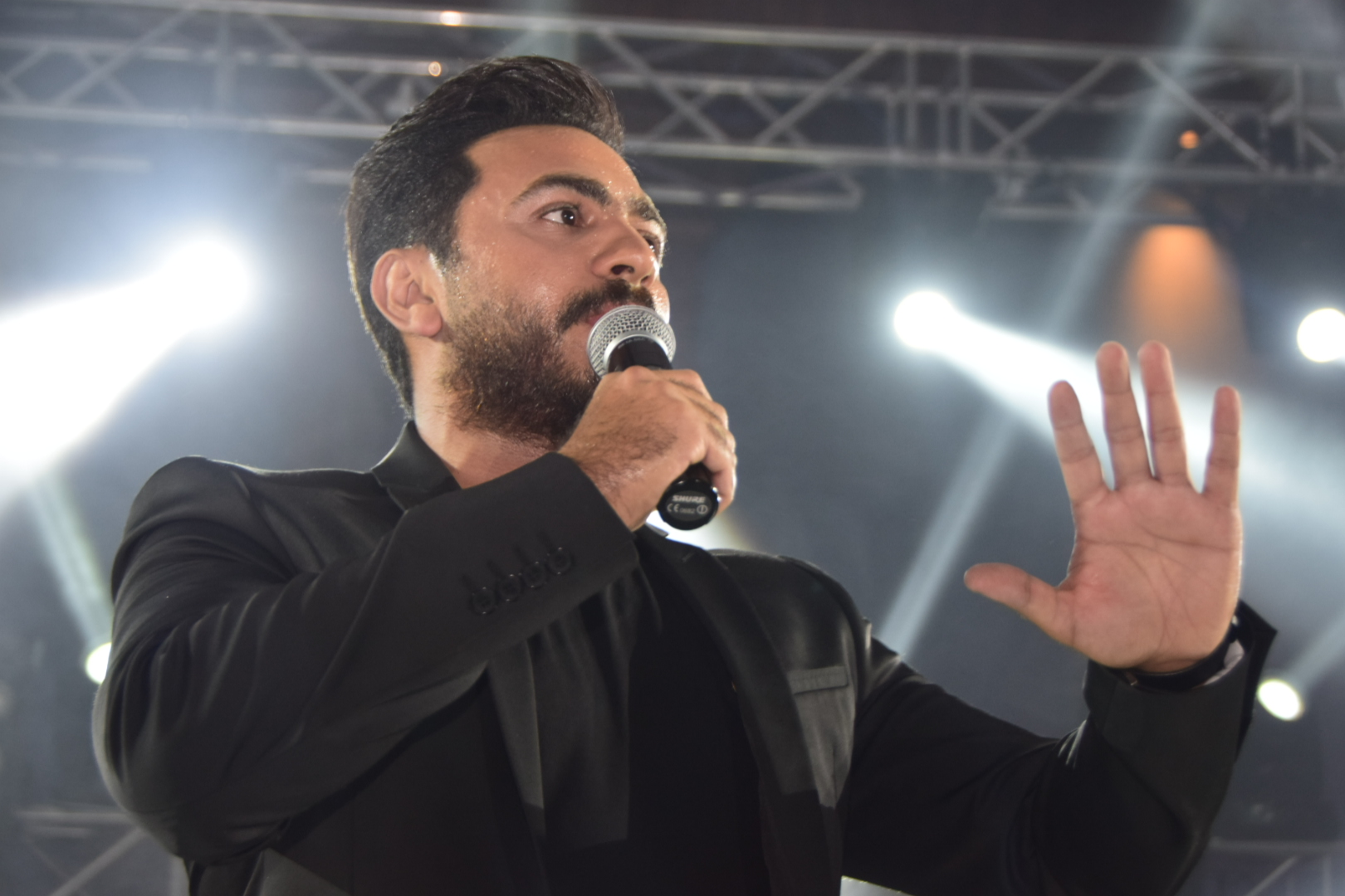 بالصور.. تامر حسني يغني في أجواء صيفية مشتعلة بالإسكندرية