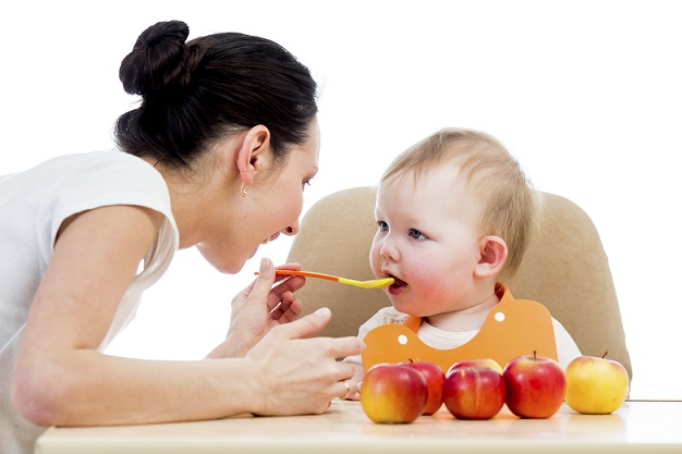 طرق تغذية الطفل والكمية المناسبة لكل عمر