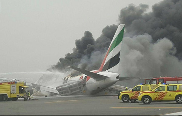 بالفيديو.. كل ما تريد معرفته عن حادث الطائرة الإماراتية بمطار دبي