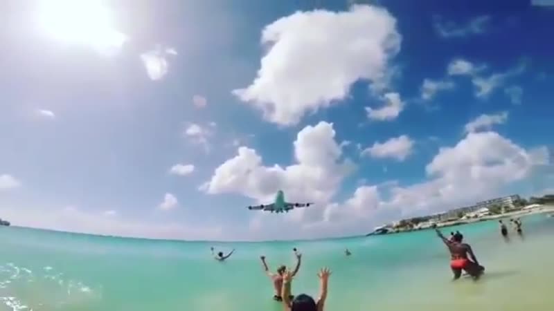 بالفيديو.. طائرة عملاقة تجتاح شاطئ سياح في مشهد مثير