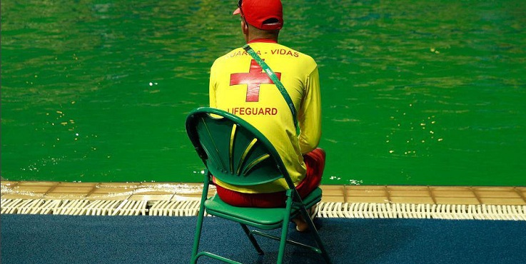بالصور .. منقذون في برك السباحة الأولمبية!