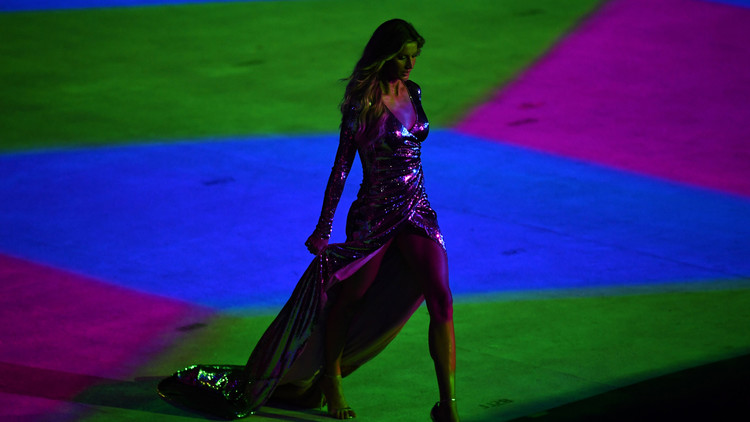 بالصور.. عارضة أزياء تخطف الأنظار في أولمبياد ريو 2016