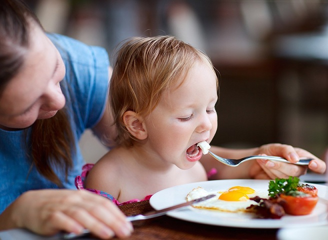 لمذا يعد إطعام الطفل البيض أمرا مقلقا لدى الأم؟