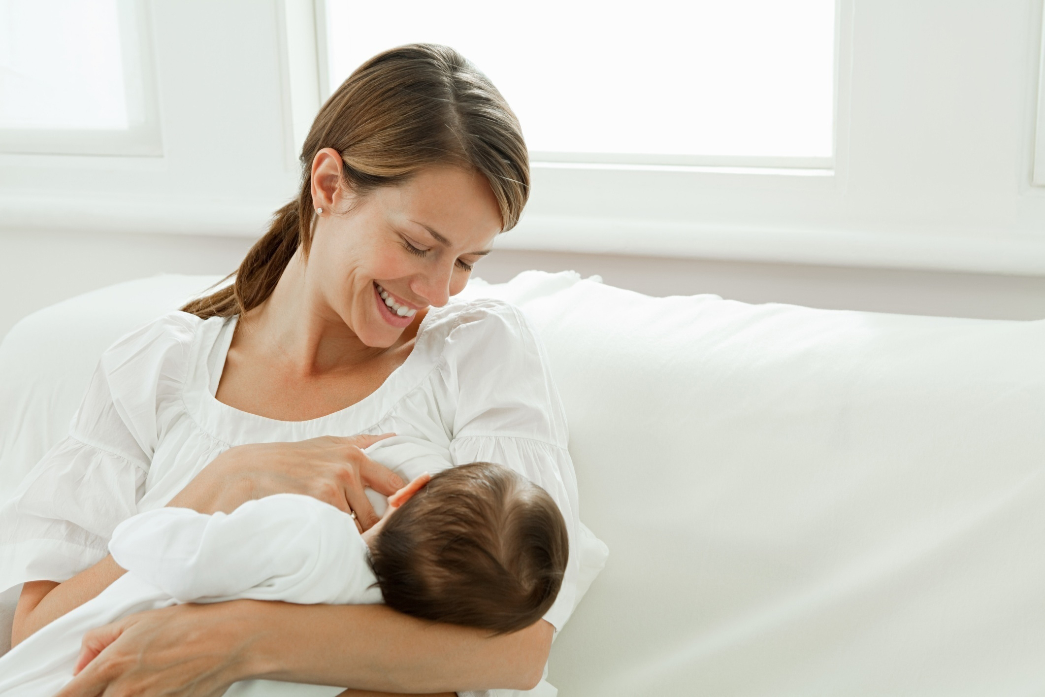 الرضاعة الطبيعية بعد الدقيقة الأولى تنقذ حياة طفلك