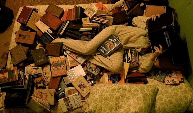 6 فوائد لقراءة الكتب قبل النوم