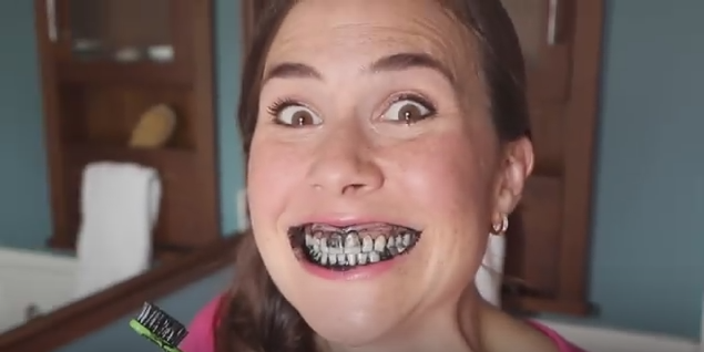 بالفيديو.. نتائج مميزة لتبييض الأسنان عن طريق الفحم