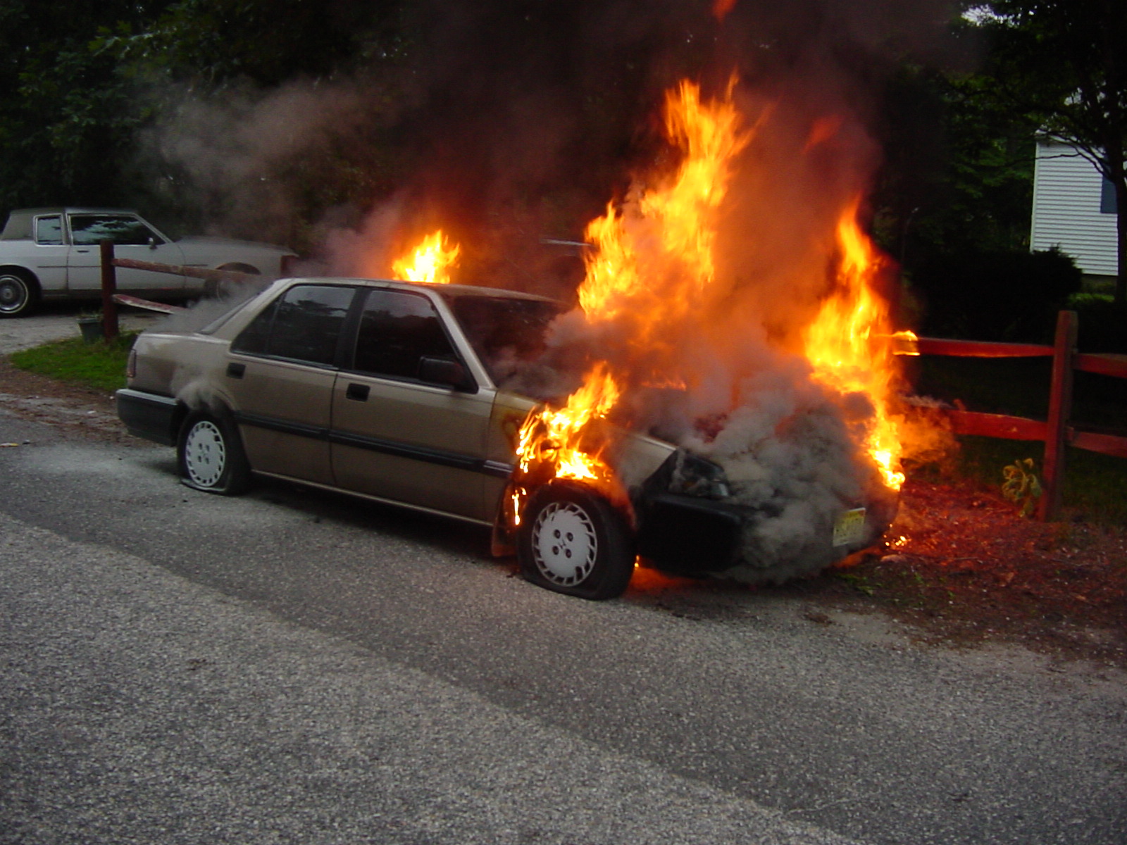 بالفيديو.. "شاحن الجوال" يتسبب في حرق سيارة!