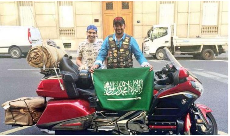 سعودي يعبر 3 قارات بدراجته النارية لتوصيل رسالة إلى العالم 